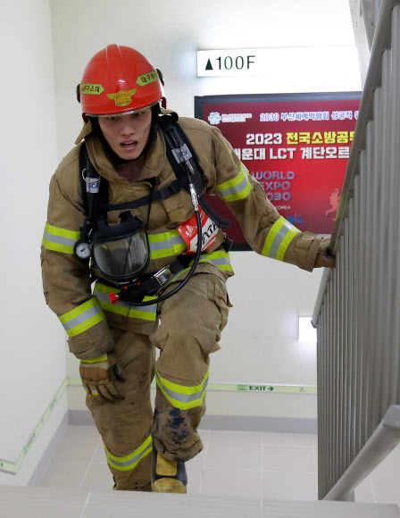 방화복 입고 100층 계단 오르는 소방관