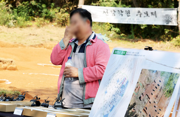 25일 오전 경기도 안산시 단원구 선감동 선감학원 유해 매장 추정지에서 열린 유해발굴 현장 언론공개 설명회에서 한 피해자가 증언하고 있다. 2023.10.25 연합뉴스