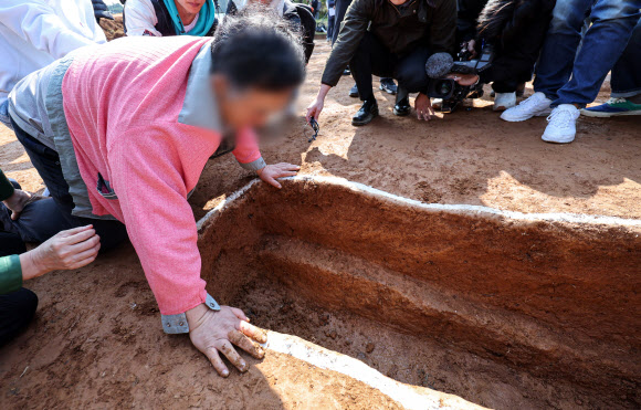 눈물 흘리는 선감학원 피해자