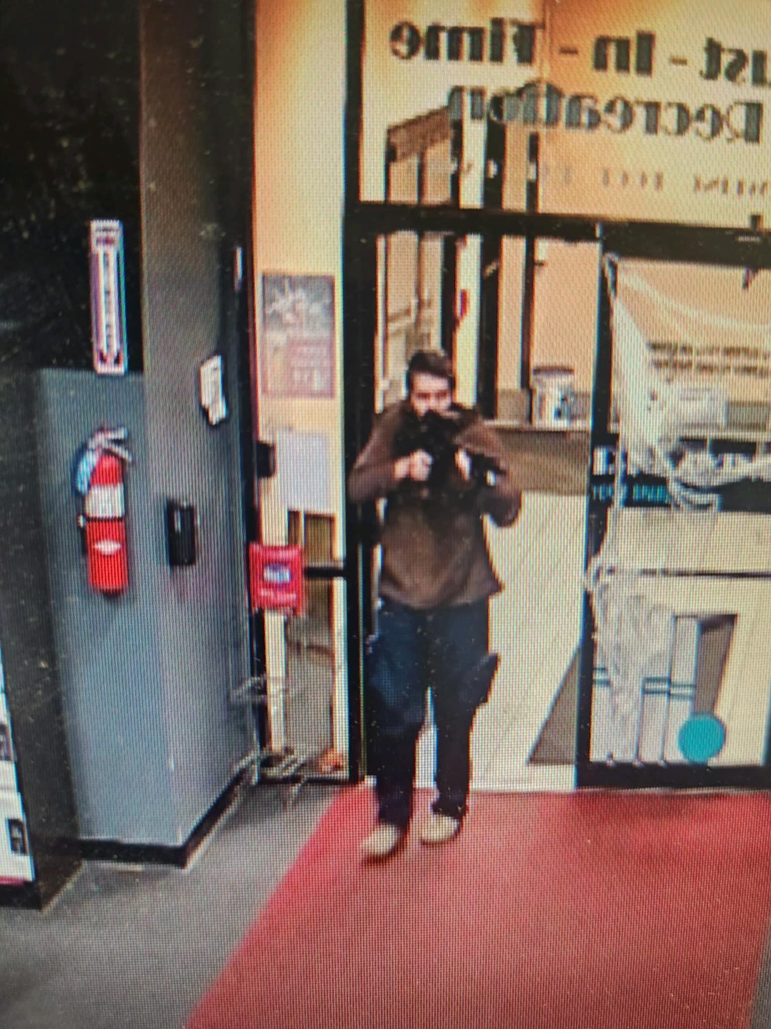 25일(현지시간) 미국 메인주 루이스턴에서 신원이 확인되지 않은 한 남성이 총을 들고 있고 있는 모습이 포착된 영상 이미지가 보인다. 이 사진은 현지 경찰 당국이 배포했다. 2023.10.25 앤드로스코긴 카운티 보안관 사무실 제공