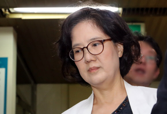 저서 ‘제국의 위안부’에서 일본군 위안부 피해자를 ‘매춘’ 등으로 표현해 명예훼손 혐의로 기소됐다 1심에서 무죄 선고를 받은 박유하 세종대 교수가 16일 서초구 서울고법에서 열린 항소심에 출석하고 있다. 2017.6.16 연합뉴스