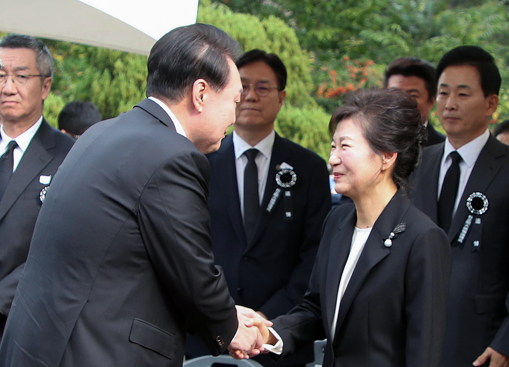 윤석열 대통령이 26일 서울 동작구 국립서울현충원 박정희 전 대통령 묘역에서 열린 박 전 대통령 서거 제44주기 추도식에서 박근혜 전 대통령과 인사하고 있다. 2023.10.26 대통령실통신사진기자단