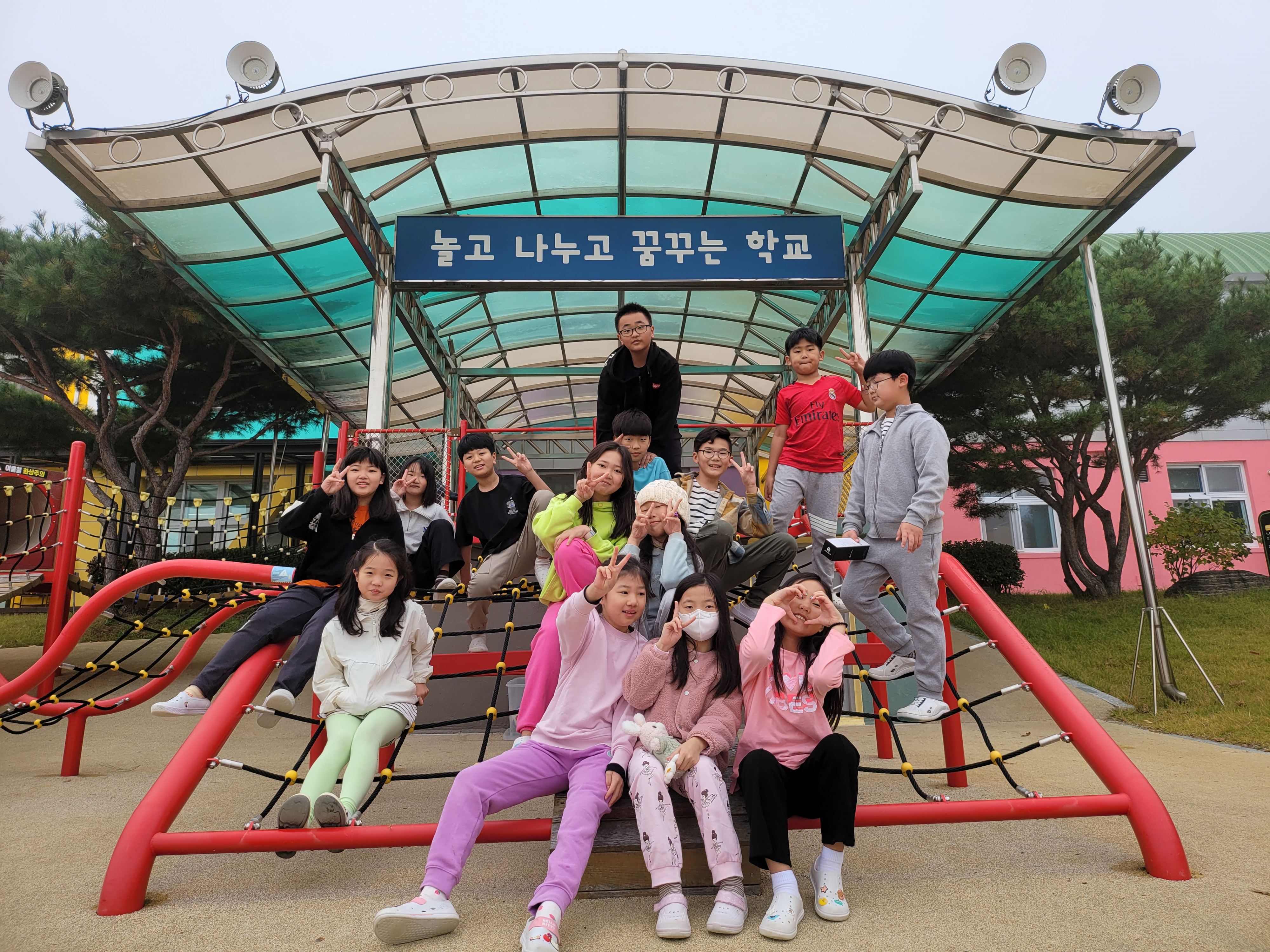 경기도 여주 송삼초등학교 학생들이 25일 오전 중간 놀이 시간을 활용해 놀이대로 탈바꿈한 구령대에 모여 즐겁게 놀고 있다.