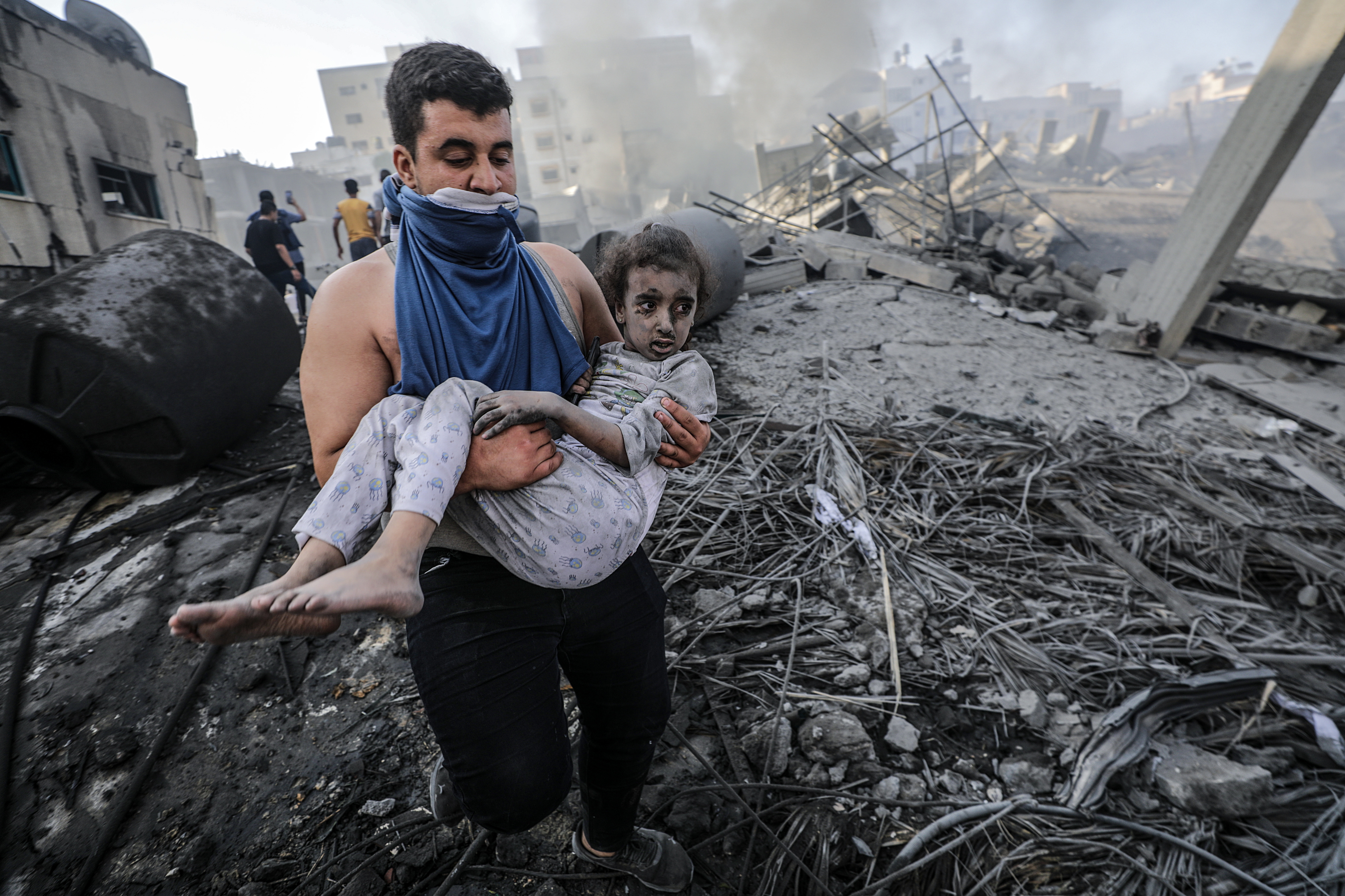 25일(현지시간) 이스라엘 공습으로 파괴된 팔레스타인 가자지구 건물 잔해에서 부상입은 소녀가 구출된 뒤 병원으로 이송되고 있다. 2023.10.25 EPA 연합뉴스