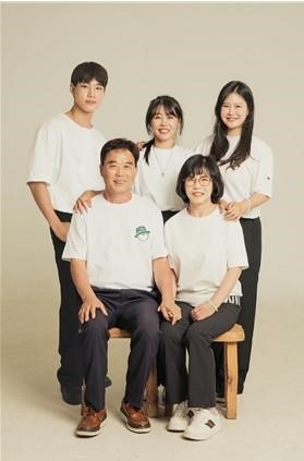 이태원 참사로 사망한 신한철(뒷줄 왼쪽)씨의 가족사진. 고인의 가족은 아들에게 온 조의금 전액을 기부했다. 서울시교육청 제공