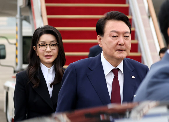 윤석열 대통령, 4박6일 순방 마치고 귀국
