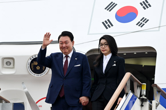 사우디아라비아·카타르 순방을 마치고 귀국한 윤석열 대통령과 부인 김건희 여사가 26일 경기도 성남 서울공항에 도착해 공군 1호기에서 내리며 인사하고 있다. 2023.10.26 대통령실 제공