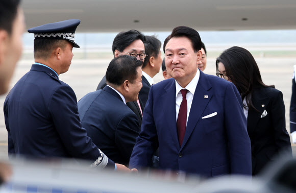 환영객들과 인사하는 윤석열 대통령