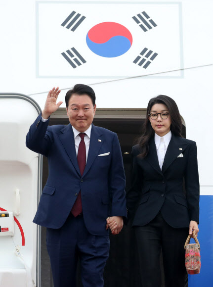 사우디아라비아. 카타르 순방을 마치고 귀국한 윤석열 대통령과 부인 김건희 여사가 26일 경기도 성남 서울공항에 도착해 공군 1호기에서 내리며 손을 흔들고 있다. 2023.10.26 뉴시스