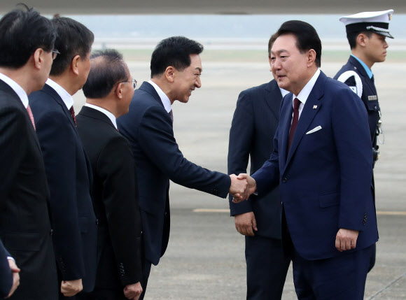 사우디아라비아·카타르 순방을 마치고 귀국한 윤석열 대통령과 부인 김건희 여사가 26일 경기도 성남 서울공항에 도착해 마중 나온 김기현 국민의힘 대표와 악수하고 있다. 2023.10.26 뉴시스