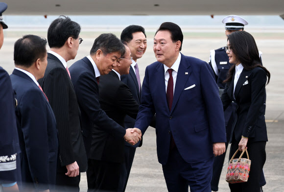 순방 마치고 귀국하는 윤석열 대통령 부부