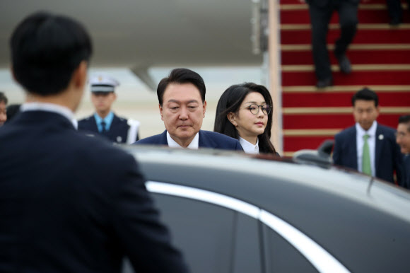 사우디아라비아·카타르 순방을 마치고 귀국한 윤석열 대통령과 부인 김건희 여사가 26일 경기도 성남 서울공항에 도착해 차량에 오르고 있다. 2023.10.26. 뉴시스