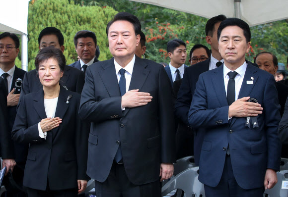 박정희 전 대통령 추도식에 함께한 윤석열 대통령과 박근혜 전 대통령