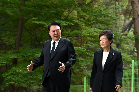 대화 나누며 함께 걷는 윤석열 대통령과 박근혜 전 대통령
