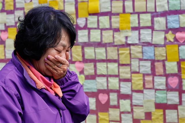 10.29 이태원 참사 희생자 정주희 씨의 어머니 이효숙 씨가 26일 서울 용산구 이태원역 1번 출구 앞에서 ‘10.29 기억과 안전의 길 조성 기자회견’을 마친 뒤 슬픔에 잠겨 있다. 2023.10.26. 뉴스1