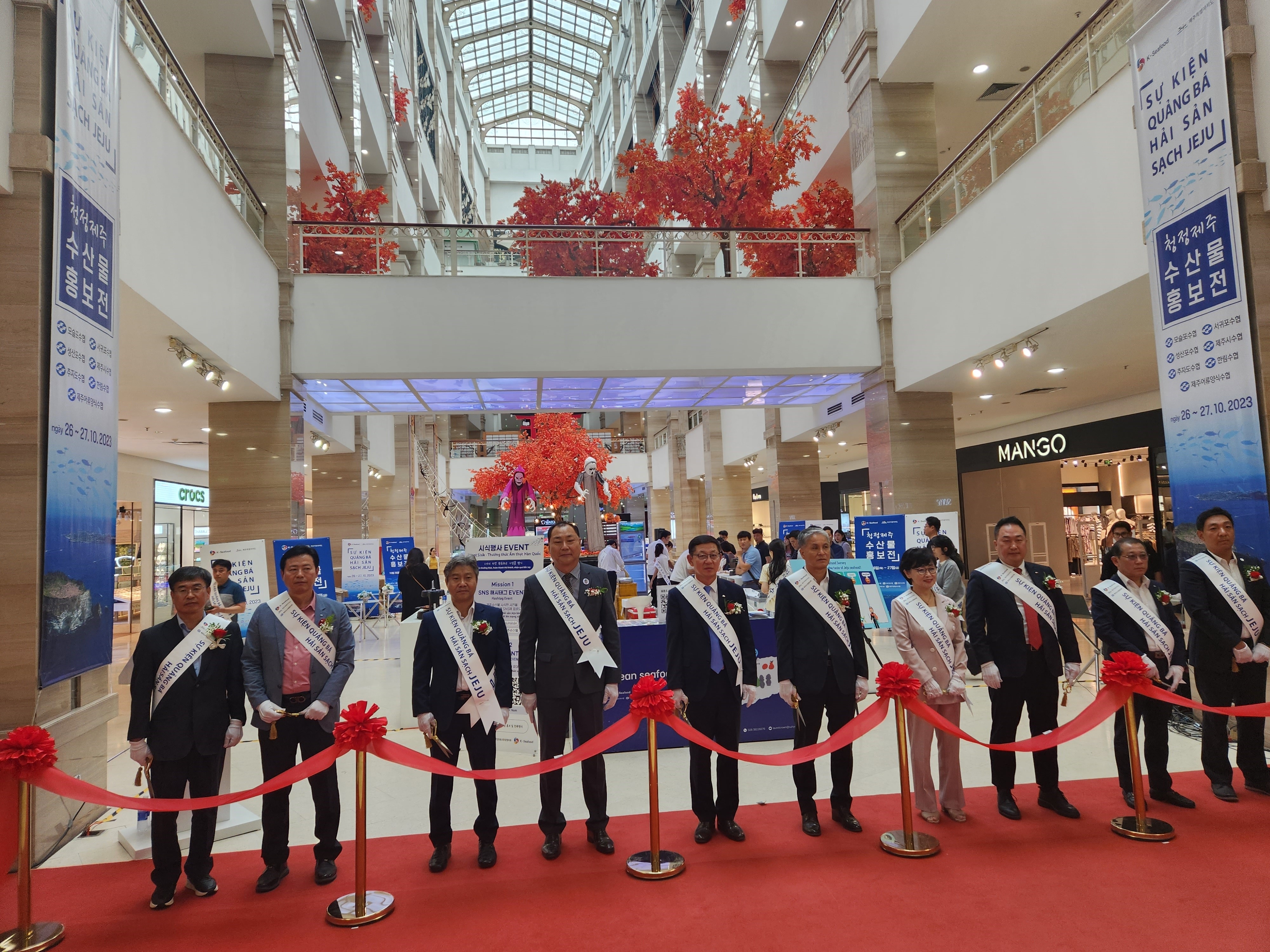 지난 26일 베트남 하노이 더 가든에서 열린 제주청정수산물 홍보전 개막식에서 정재철 제주도 해양수산국장(왼쪽 다섯번째)이 이현석 아시아한상 총연합회 베트남 북부지회장, 장은숙 하노이 한인연합회 회장, 홍선 코참 회장 등 관계자들과 테이프 커팅을 준비하고 있다. 제주도 제공