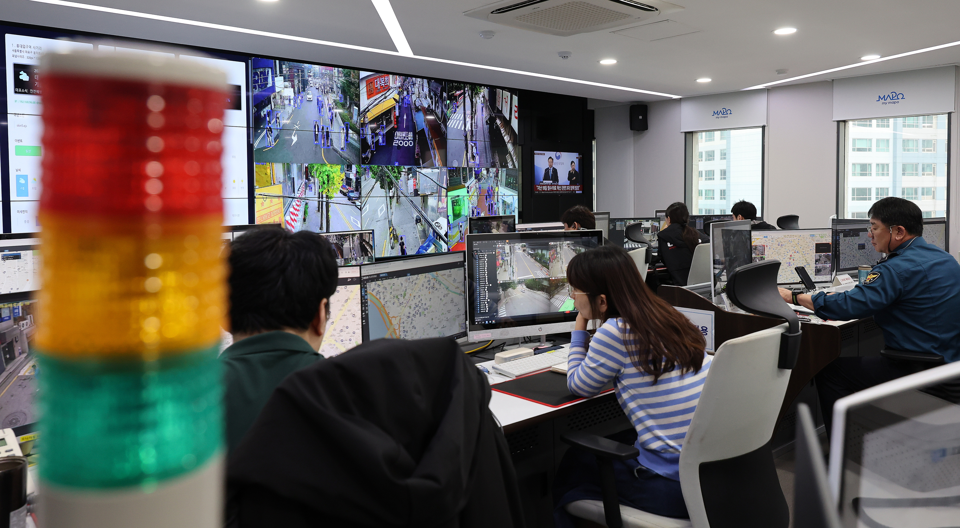 26일 서울 마포구 CCTV통합관제센터 통합관제실에서 관계자들이 다중인파 밀집 지역인 홍대 인근에 인파 사고 예방을 위해 가동중인 인공지능(AI) 기반 스마트 인파밀집분석시스템을 지켜보고 있다. 2023.10.26 뉴스1
