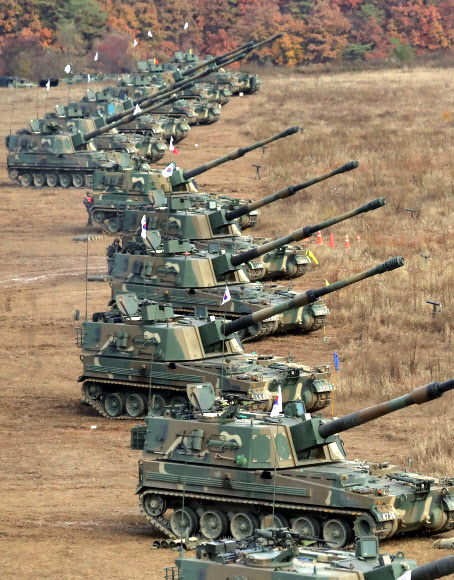 27일 오전 강원도 철원군 갈말읍 송호동 포병훈련장에서 2023년 호국훈련 일환으로 실시된 ‘23년 지구사 대화력전 FTX’ 훈련에서 육군 지상작전사령부 예하 5포병 여단이 적 장사정포 위협에 대응하는 K9 자주포 장사거리 실사격 훈련을 하고 있다. 2023.10.27. 뉴시스