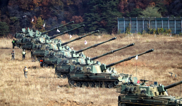 27일 오전 강원도 철원군 갈말읍 송호동 포병훈련장에서 2023년 호국훈련 일환으로 실시된 ‘23년 지구사 대화력전 FTX’ 훈련에서 육군 지상작전사령부 예하 5포병 여단이 적 장사정포 위협에 대응하는 K9 자주포 장사거리 실사격 훈련을 하고 있다. 2023.10.27. 뉴시스