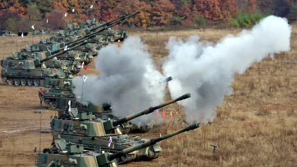 27일 오전 강원도 철원군 갈말읍 송호동 포병훈련장에서 2023년 호국훈련 일환으로 실시된 ‘23년 지구사 대화력전 FTX’ 훈련에서 육군 지상작전사령부 예하 5포병 여단이 적 장사정포 위협에 대응하는 K9 자주포 장사거리 실사격 훈련을 하고 있다. 2023.10.27. 뉴시스