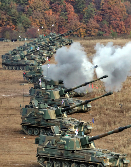 27일 오전 강원도 철원군 갈말읍 송호동 포병훈련장에서 2023년 호국훈련 일환으로 실시된 ‘23년 지구사 대화력전 FTX’ 훈련에서 육군 지상작전사령부 예하 5포병 여단이 적 장사정포 위협에 대응하는 K9 자주포 장사거리 실사격 훈련을 하고 있다. 2023.10.27. 뉴시스