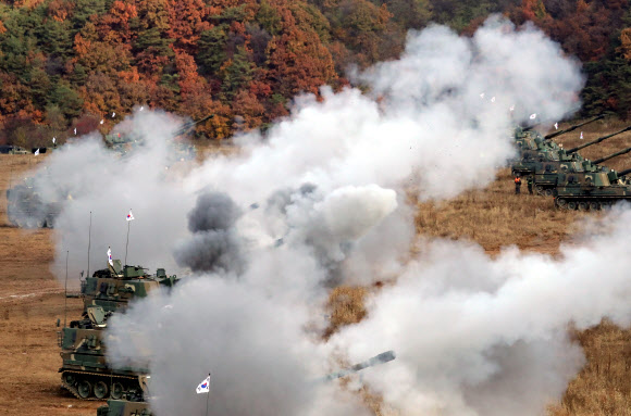 27일 오전 강원도 철원군 갈말읍 송호동 포병훈련장에서 2023년 호국훈련 일환으로 실시된 ‘23년 지구사 대화력전 FTX’ 훈련에서 육군 지상작전사령부 예하 5포병 여단이 적 장사정포 위협에 대응하는 K9 자주포 장사거리 실사격 훈련을 하고 있다. 2023.10.27. 뉴시스