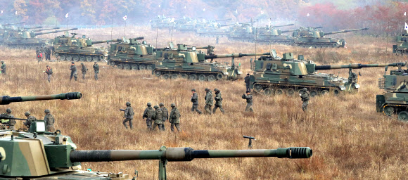 27일 오전 강원도 철원군 갈말읍 송호동 포병훈련장에서 2023년 호국훈련 일환으로 실시된 ‘23년 지구사 대화력전 FTX’ 훈련에서 육군 지상작전사령부 예하 5포병 여단이 적 장사정포 위협에 대응하는 K9 자주포 장사거리 실사격 훈련을 하고 있다. 2023.10.27. 뉴시스