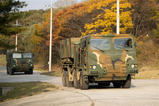 사격진지로 이동하는 육군 천호대대 천무