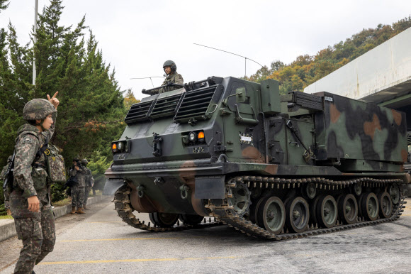 합참 주관 2023년 호국훈련 진행되고 있는 가운데 지상작전사령부 겸 지상군구성군사령부(지작사?지구사)가 지난 25일부터 27일까지 각급 부대 주둔지 및 진지, 포병훈련장 일대에서 ‘23년 지구사 대화력전 FTX’를 실시하고 있다. 사진은 육군 1포병여단 청풍대대 MLRS가 사격진지로 이동하는 모습. 2023.10.27. 합참 제공