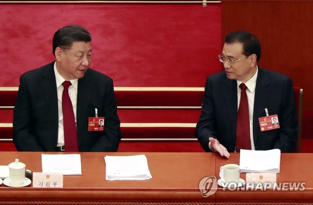 대화하는 시진핑(왼쪽) 중국 국가주석과 리커창 전 국무총리. 연합뉴스