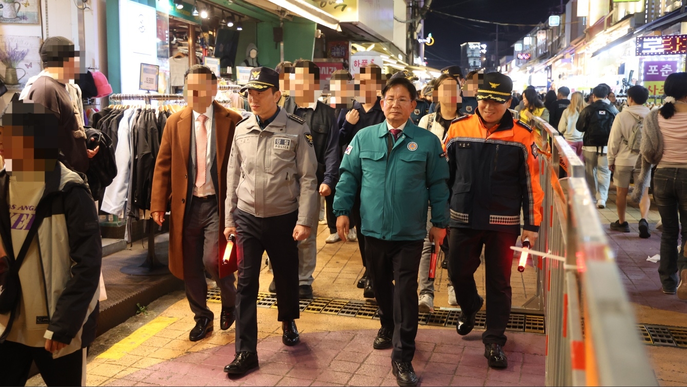 지난 27일 서울 마포구 서교동 홍대 거리에서 경찰·구청·소방 등이 합동 안전관리 차원에서 도보 순찰을 하고 있다. 왼쪽부터 임성순 마포경찰서장, 박강수 마포구청장, 김용근 마포소방서장. 마포구청 제공