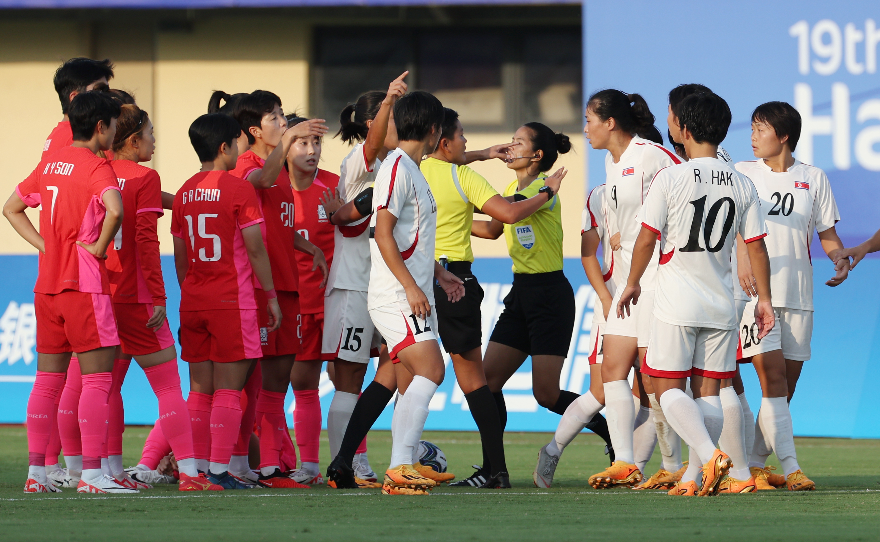 남북 여자축구, 시작부터 ‘신경전’