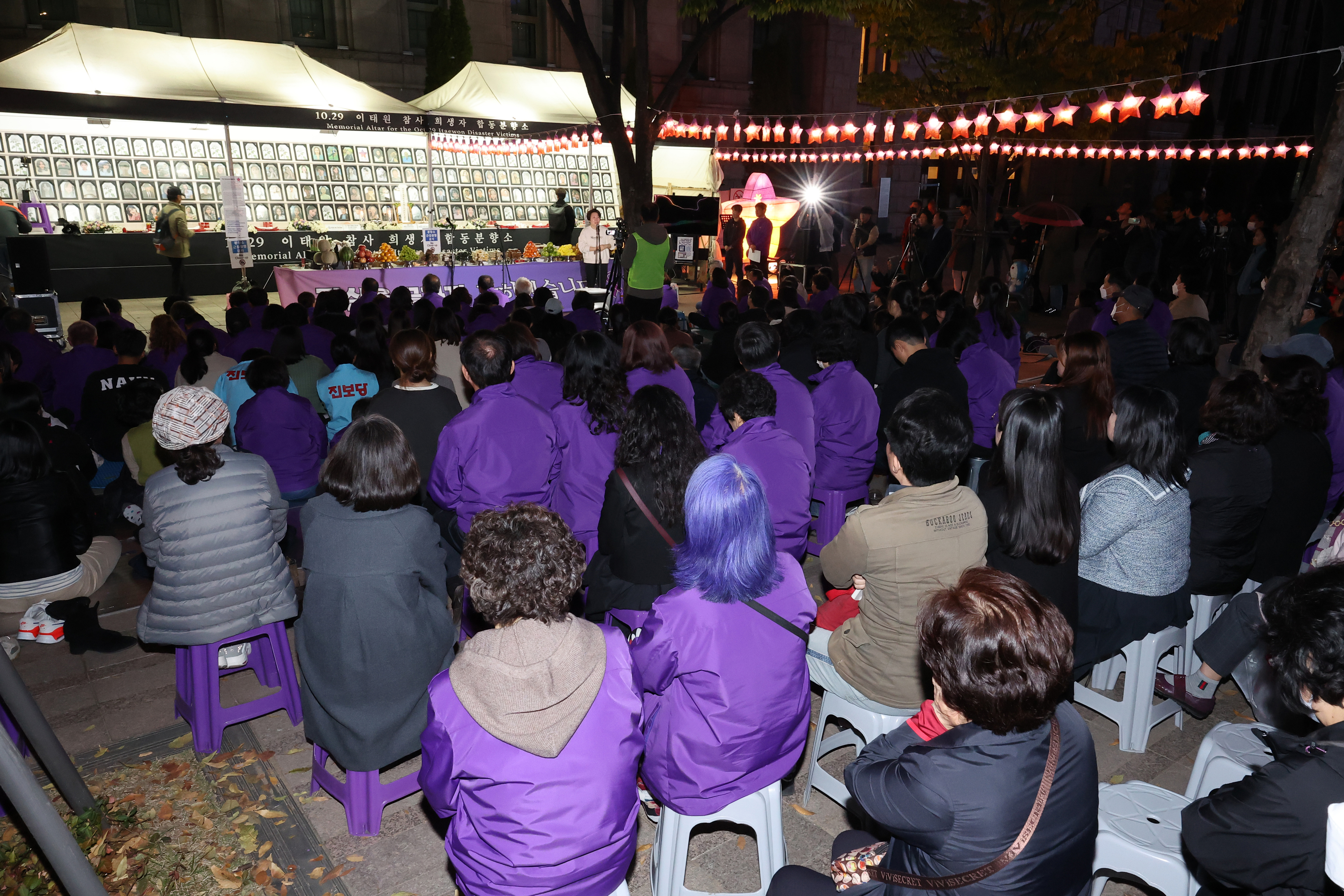 이태원 참사 1주기를 하루 앞둔 28일 서울광장 인근 10·29 이태원 참사 희생자 합동분향소에서 추모문화제가 열리고 있다. 2023.10.28 연합뉴스