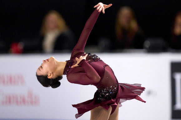 김채연이 27일(현지시간) 캐나다 밴쿠버에서 열린 2023-2024 ISU 시니어 그랑프리 2차 대회 ‘스케이트 캐나다’ 쇼트프로그램에서 멋진 연기를 펼칙 있다. AFP 연합뉴스
