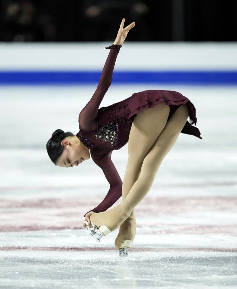 김채연이 27일(현지시간) 캐나다 밴쿠버에서 열린 2023-2024 ISU 시니어 그랑프리 2차 대회 ‘스케이트 캐나다’ 쇼트프로그램에서 멋진 연기를 펼칙 있다. AP 연합뉴스