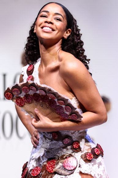 프랑스 배우 오렐리 코나테가 27일(현지시간) 프랑스 파리에서 열린 ‘살롱 뒤 쇼콜라’(Salon du Chocolat)에서 초콜릿으로 만든 드레스를 선보이고 있다. EPA 연합뉴스