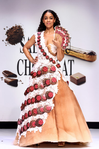 프랑스 배우 오렐리 코나테가 27일(현지시간) 프랑스 파리에서 열린 ‘살롱 뒤 쇼콜라’(Salon du Chocolat)에서 초콜릿으로 만든 드레스를 선보이고 있다. EPA 연합뉴스
