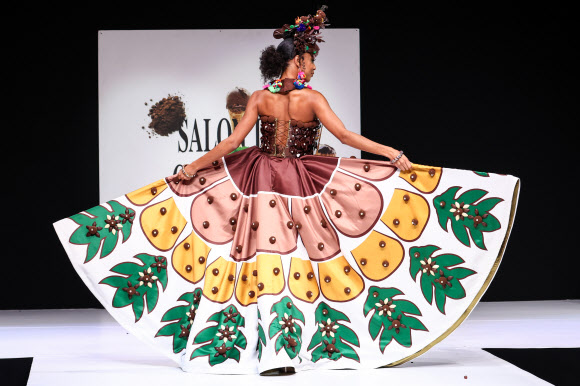 모델이 27일(현지시간) 프랑스 파리에서 열린 ‘살롱 뒤 쇼콜라’(Salon du Chocolat)에서 초콜릿으로 만든 드레스를 선보이고 있다. EPA 연합뉴스