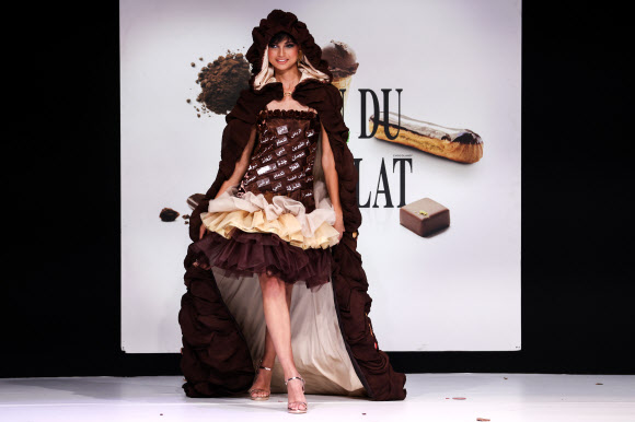모델이 27일(현지시간) 프랑스 파리에서 열린 ‘살롱 뒤 쇼콜라’(Salon du Chocolat)에서 초콜릿으로 만든 드레스를 선보이고 있다. EPA 연합뉴스