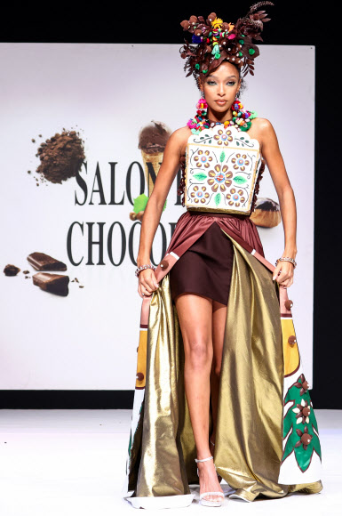 모델이 27일(현지시간) 프랑스 파리에서 열린 ‘살롱 뒤 쇼콜라’(Salon du Chocolat)에서 초콜릿으로 만든 드레스를 선보이고 있다. EPA 연합뉴스