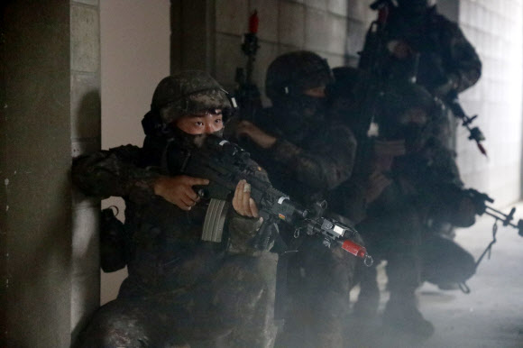 지난 23일부터 27일까지 강원도 인제 육군 과학화전투훈련단에서 열린 제1회 국제 과학화전투 경연대회에서 한미 양국 군 장병들이 연합TF를 구성하여, 전문대항군 부대와 쌍방교전을 실시하고 있다. 2023.10.28  육군 제공