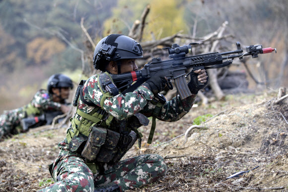 지난 23일부터 27일까지 강원도 인제 육군 과학화전투훈련단에서 열린 제1회 국제 과학화전투 경연대회에서 캄보디아 장병들이 목표 고지를 확보하기 위해 공격하고 있다. 2023.10.28  육군 제공