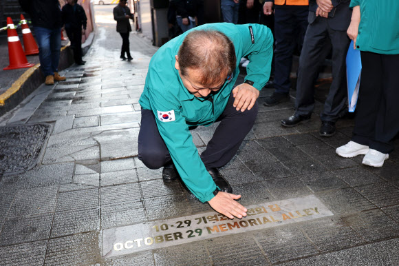 이상민 행정안전부 장관이 28일 오전 서울 용산구 이태원 참사 현장에 마련된 ‘10·29 기억과 안전의 길’을 방문해 현장을 점검하고 있다. 2023.10.28 연합뉴스
