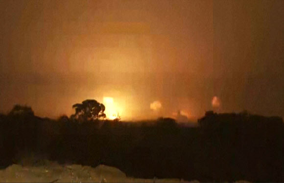 이스라엘군이 사실상 지상전 국면에 들어간 28일(현지시간) 여러 폭발 때문에 이스라엘 남부에서 바라본 팔레스타인 가자지구의 밤하늘이 밝게 보이고 있다. AP 비디오 캡처 연합뉴스