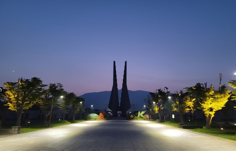 충남 천안시는 독립기념관 광장 보행로와 3.2㎞ 구간의 단풍나무숲 길에 경관조명 등을 설치한 야간 조성 사업을 준공했다. 시 제공