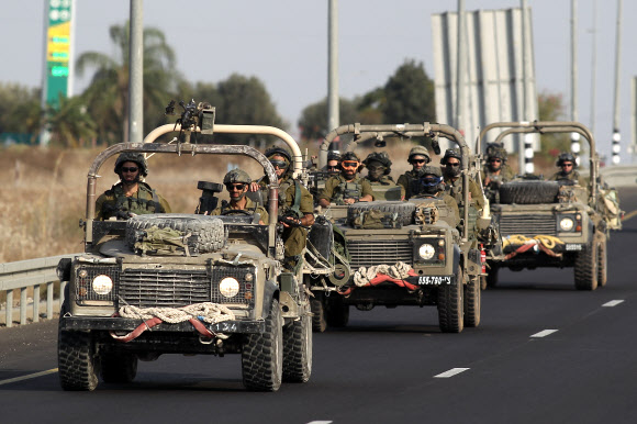 이스라엘군이 차량을 타고 가자지구와 이스라엘 국경 지역을 순찰하고 있다. 신화 연합뉴스