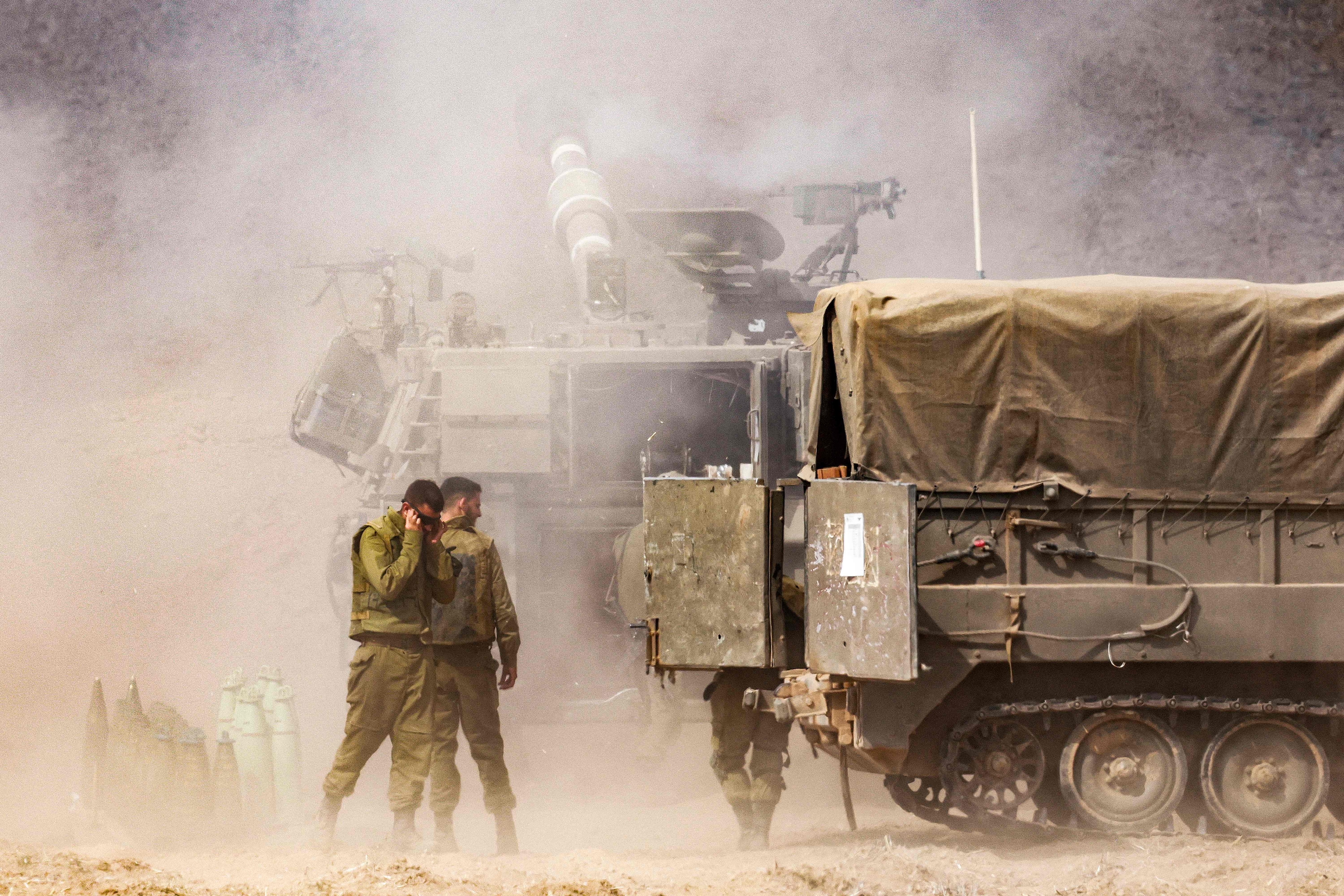 11일(현지시간) 이스라엘 남부 지역에서 이스라엘군이 가자 지구를 향해 자주포를 발사하고 있다. 이스라엘은 팔레스타인 무장 정파 하마스를 상대로 8일 전쟁을 선포했다. 2023.10.11  AFP 연합뉴스