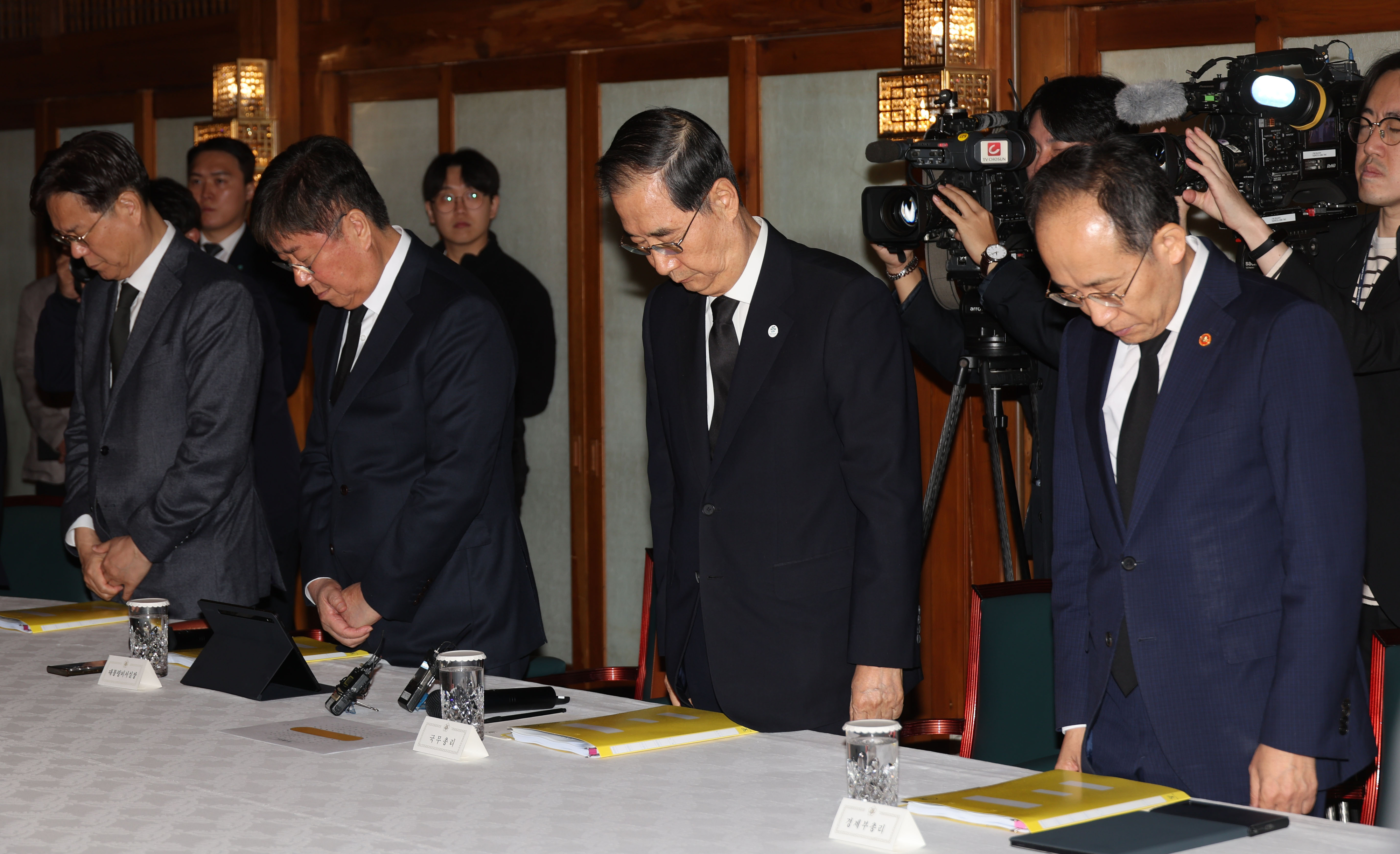 29일 오전 서울 종로구 국무총리 공관에서 열린 제14차 고위당정협의회에서 김대기 대통령비서실장(왼쪽 두 번째부터), 한덕수 국무총리, 추경호 경제부총리가 이태원 참사 희생자들을 기리며 묵념하고 있다.  2023.10.29 오장환 기자