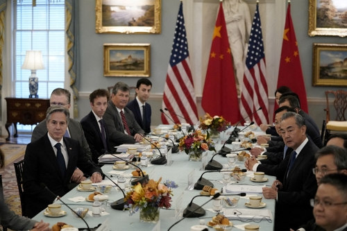 왕이(오른쪽 네번째) 중국 외교부장이 27일 토니 블링컨(왼쪽) 미국 국무장관과 회담하고 있다.  워싱턴DC 로이터 연합뉴스