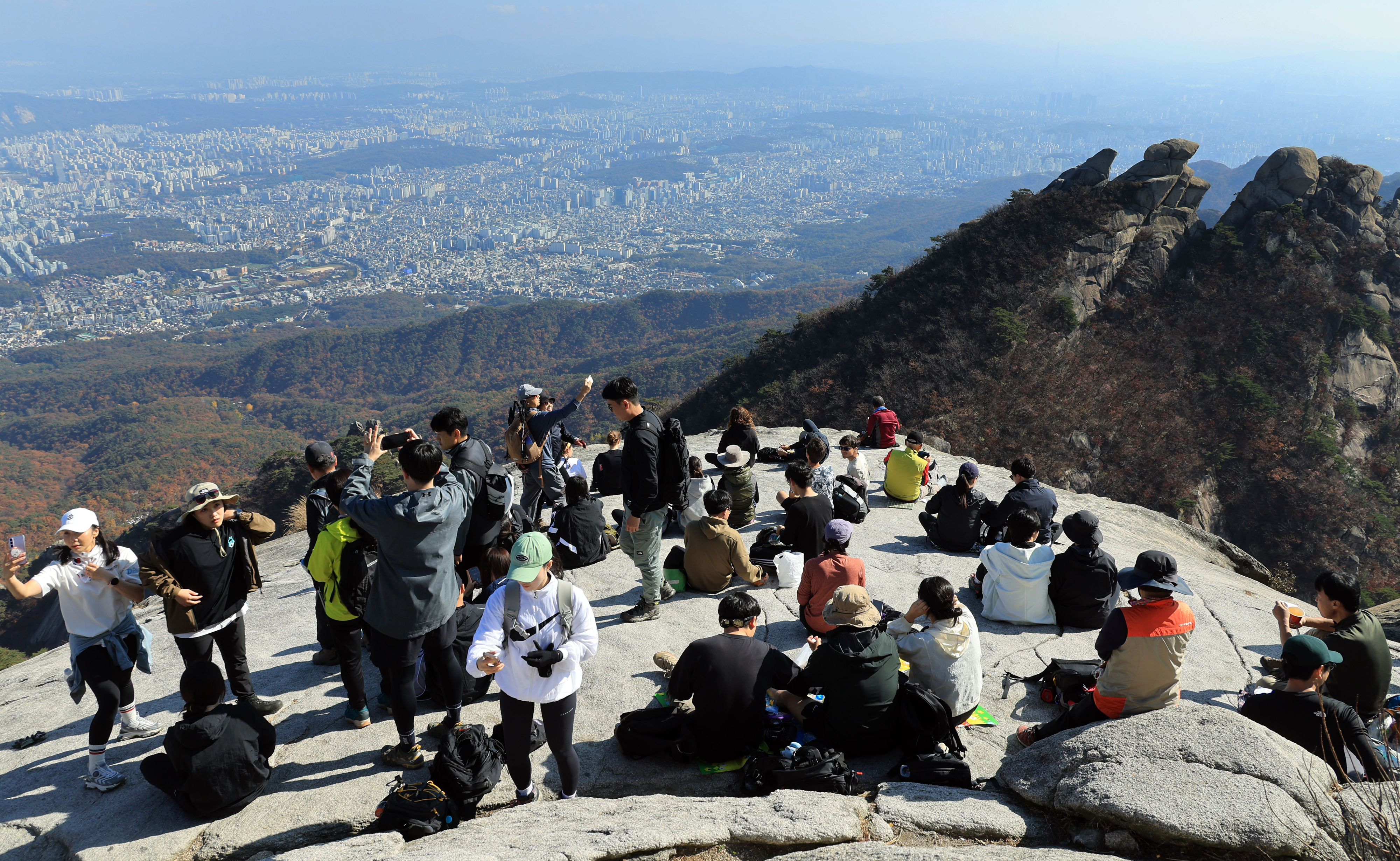 북한산도 등산객도 가을 단풍에 물들었네